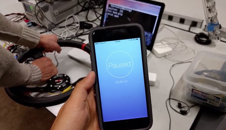 Figure 8. iOS App receiving data from steering wheel touch configuration to display a ‘paused’ media state